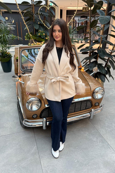 Kurzer Mantel mit Kunstfellbesatz