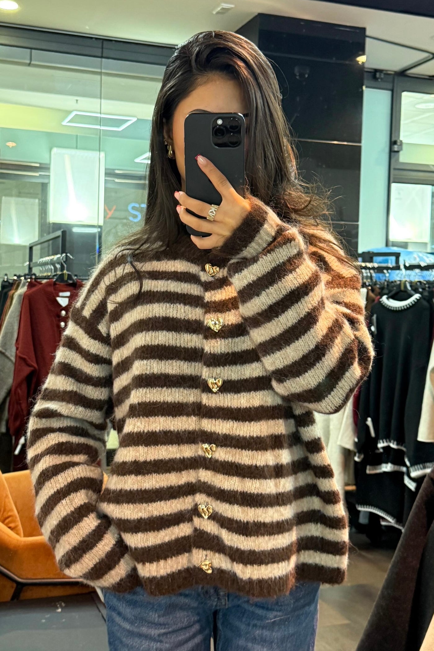 Gestreifte Strickjacke mit Herz-Details