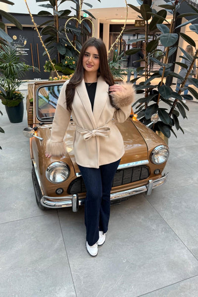 Kurzer Mantel mit Kunstfellbesatz