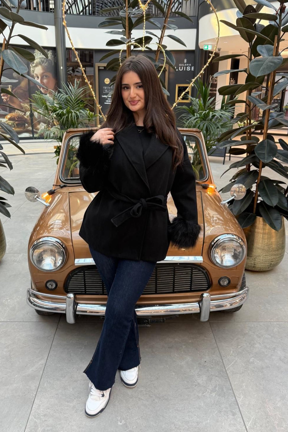 Kurzer Mantel mit Kunstfellbesatz