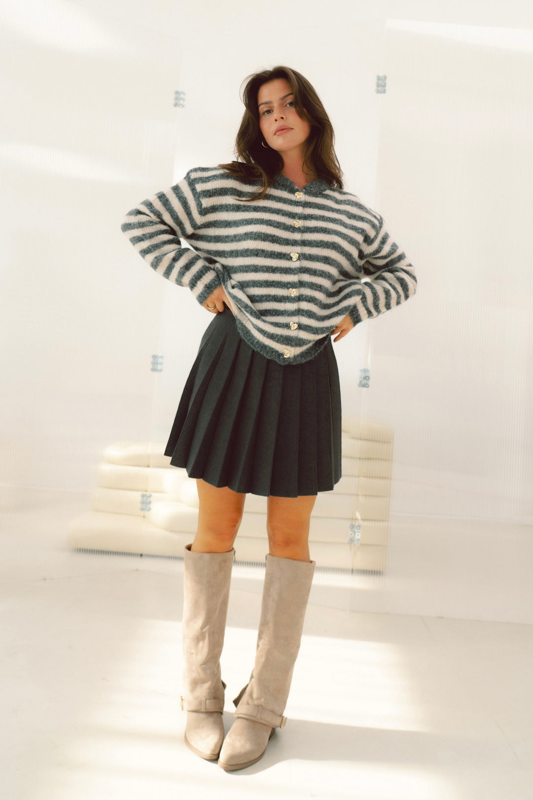 Gestreifte Strickjacke mit Herz-Details