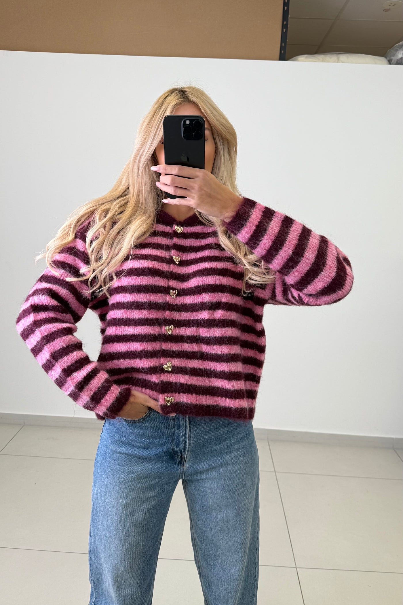 Gestreifte Strickjacke mit Herz-Details