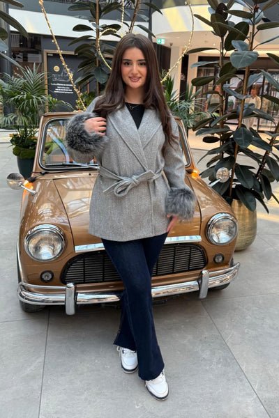 Kurzer Mantel mit Kunstfellbesatz