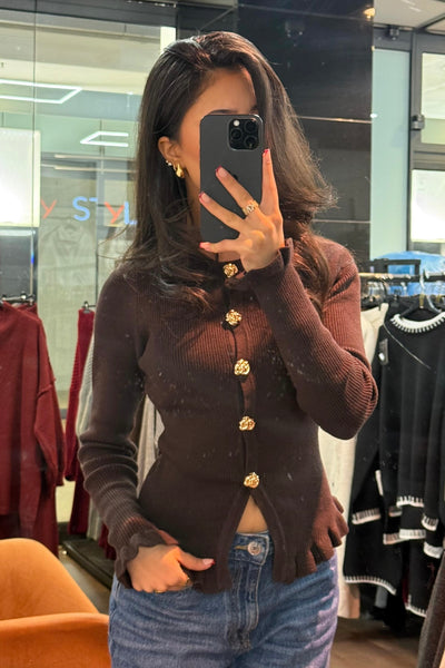 Strickjacke mit goldenen Knöpfen - Rippstrick