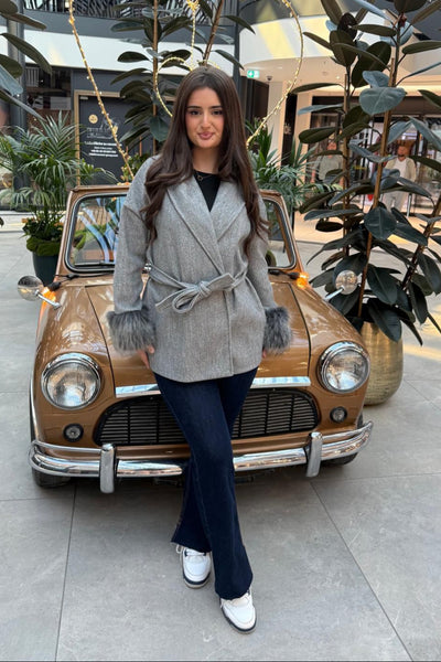 Kurzer Mantel mit Kunstfellbesatz