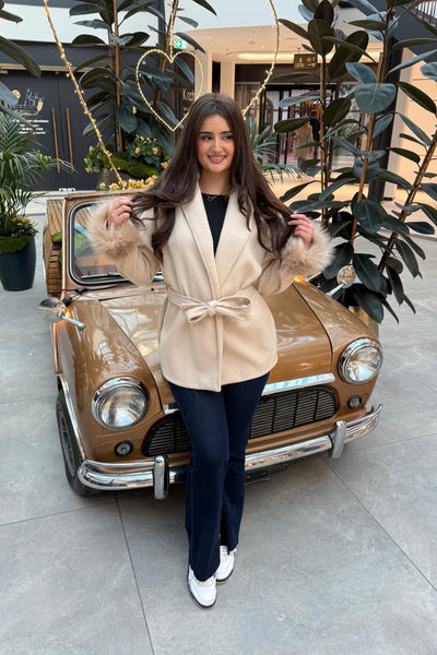 Kurzer Mantel mit Kunstfellbesatz