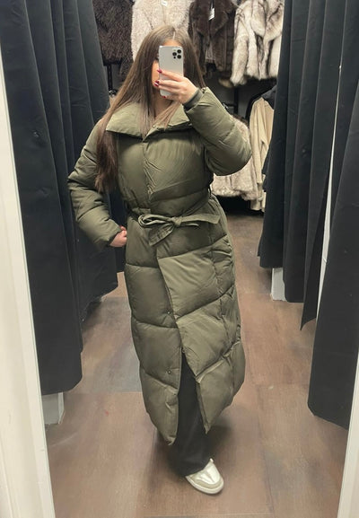 Langer gesteppter Mantel zum binden