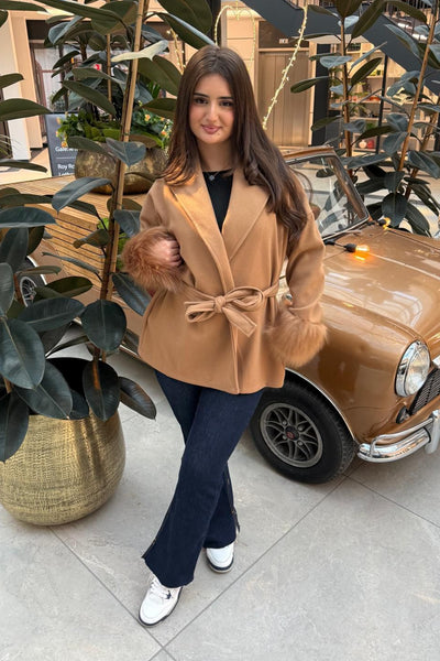 Kurzer Mantel mit Kunstfellbesatz