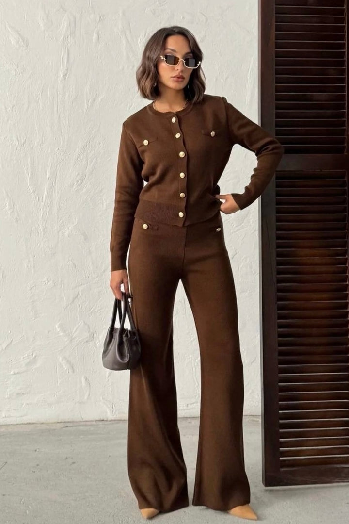 Strick-Set mit Goldknöpfen - Cardigan &amp; Flared Hose