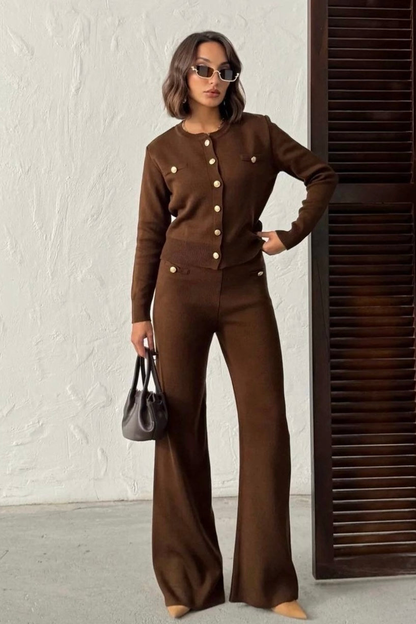 Strick-Set mit Goldknöpfen - Cardigan & Flared Hose
