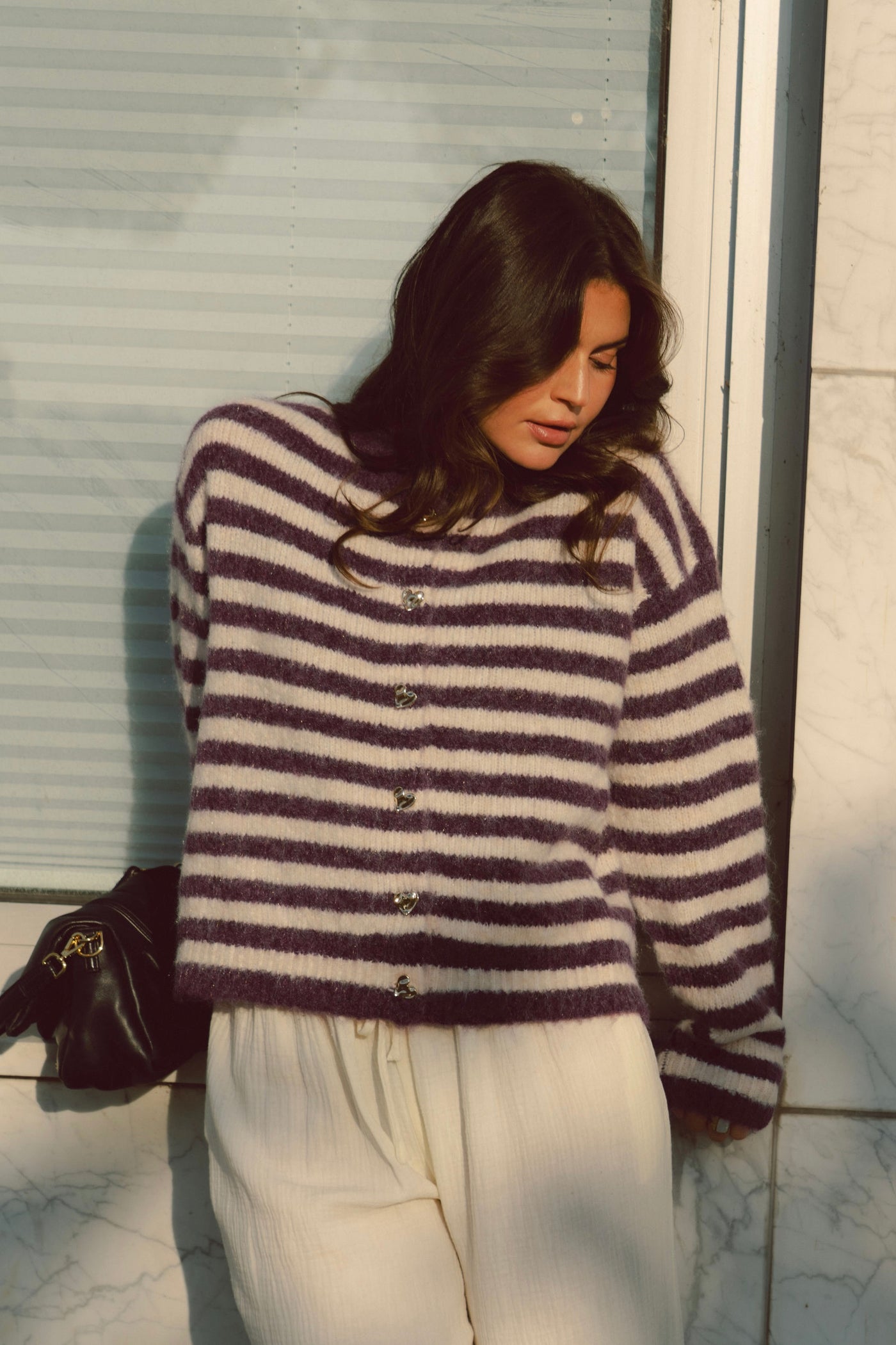 Gestreifte Strickjacke mit Herz-Details