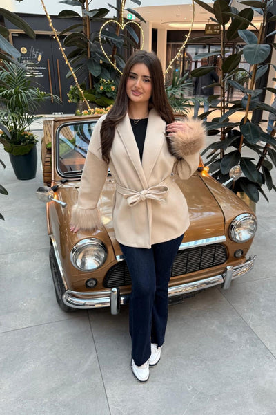 Kurzer Mantel mit Kunstfellbesatz