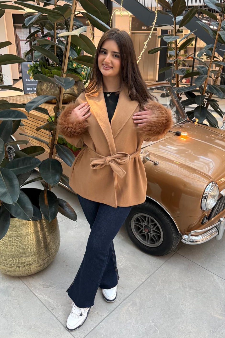 Kurzer Mantel mit Kunstfellbesatz