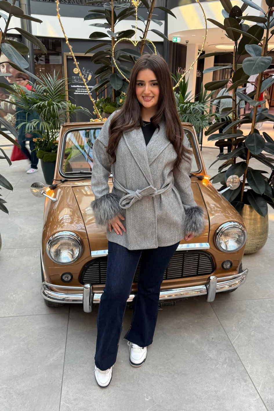 Kurzer Mantel mit Kunstfellbesatz