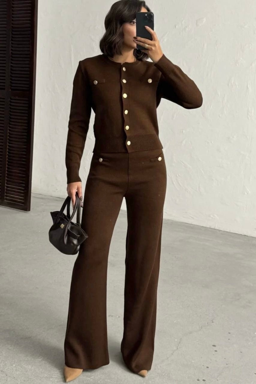 Strick-Set mit Goldknöpfen - Cardigan & Flared Hose
