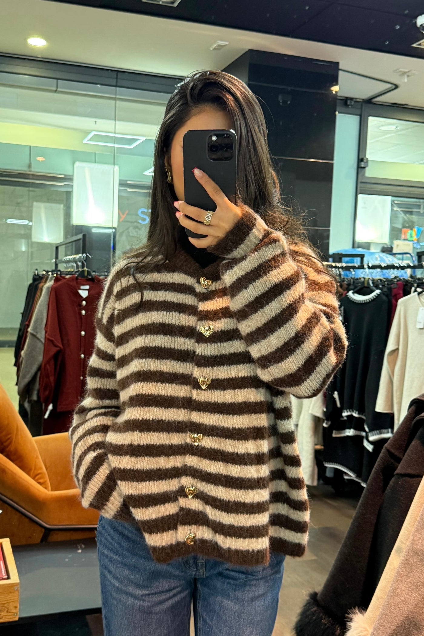 Gestreifte Strickjacke mit Herz-Details