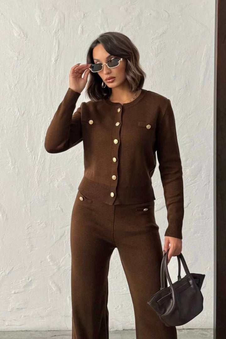 Strick-Set mit Goldknöpfen - Cardigan &amp; Flared Hose