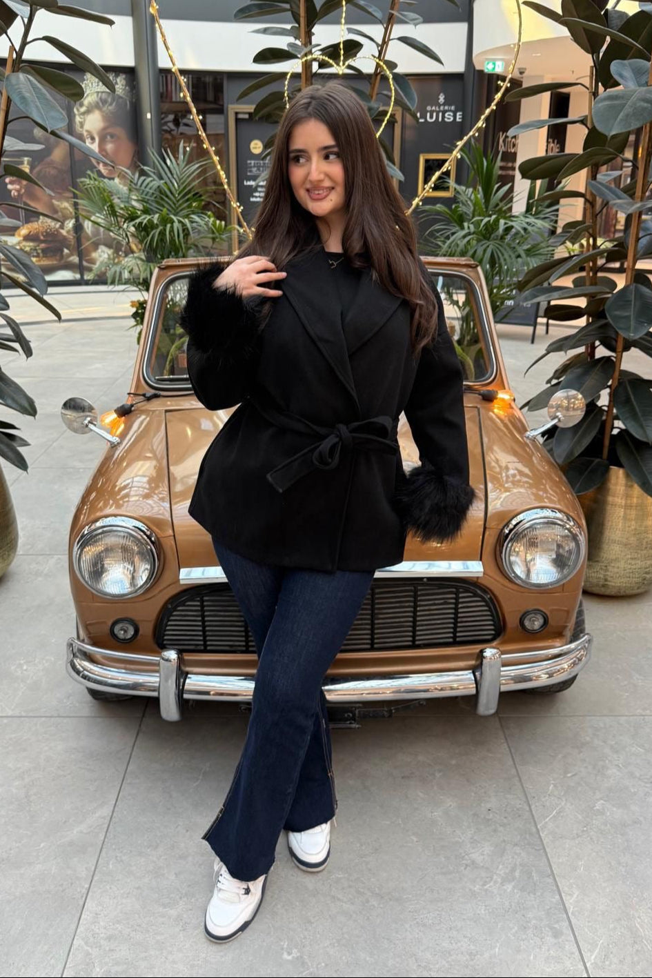 Kurzer Mantel mit Kunstfellbesatz