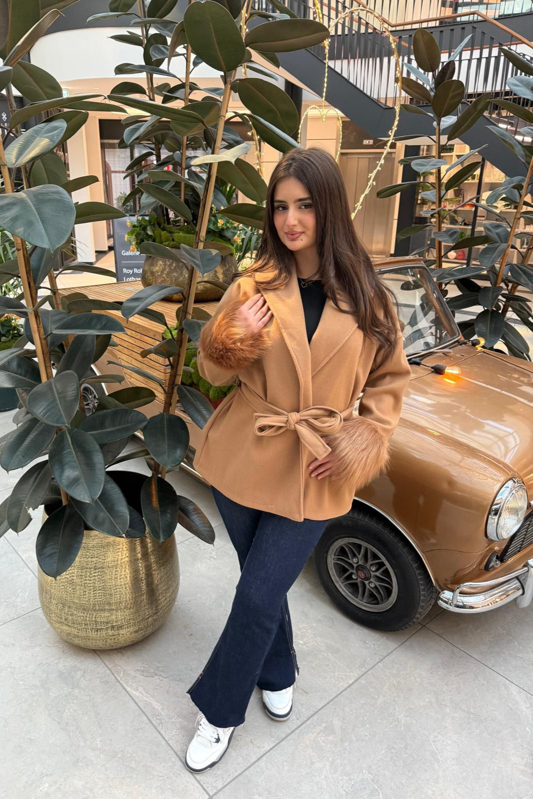 Kurzer Mantel mit Kunstfellbesatz