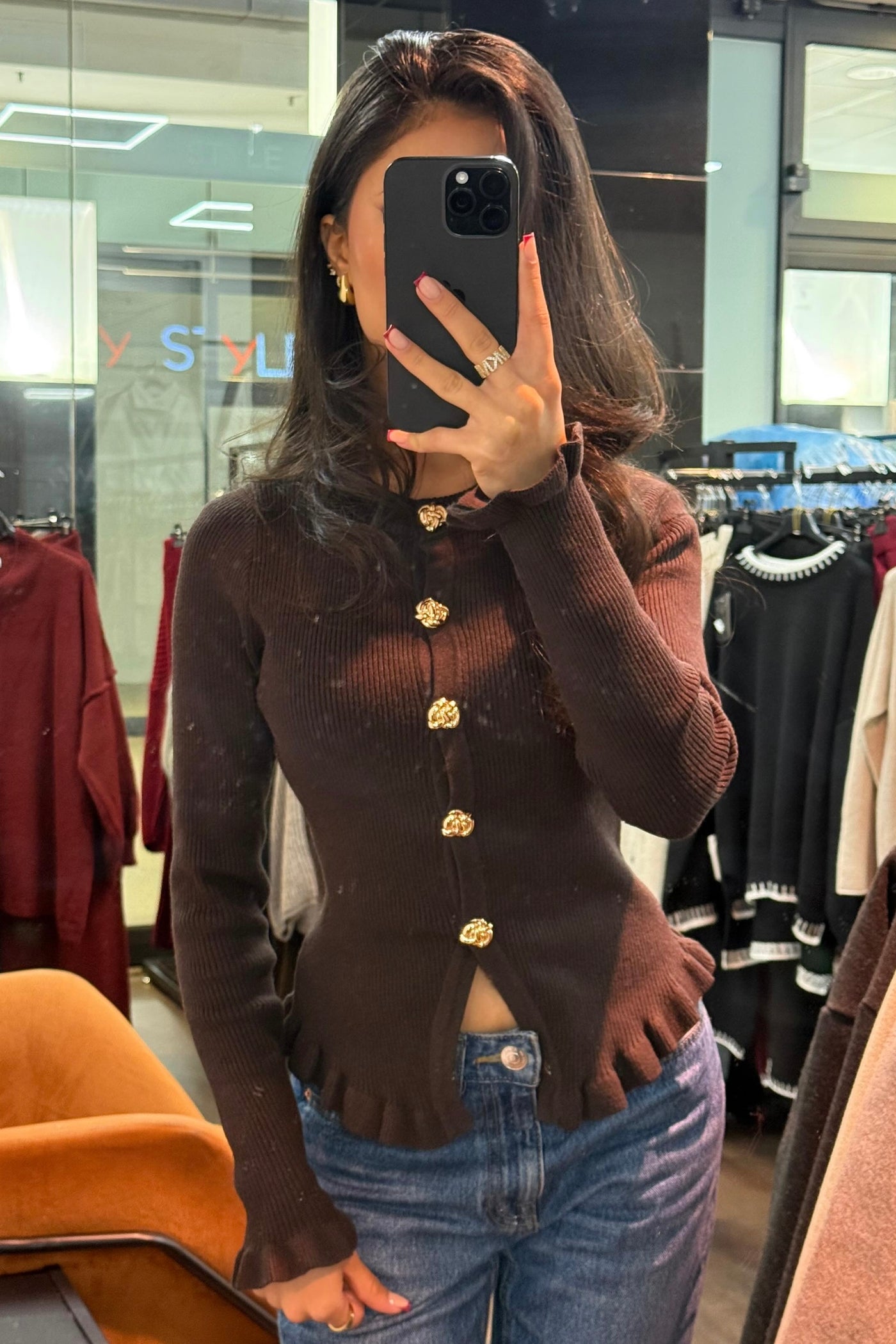 Strickjacke mit goldenen Knöpfen - Rippstrick