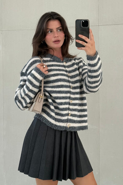 Gestreifte Strickjacke mit Herz-Details