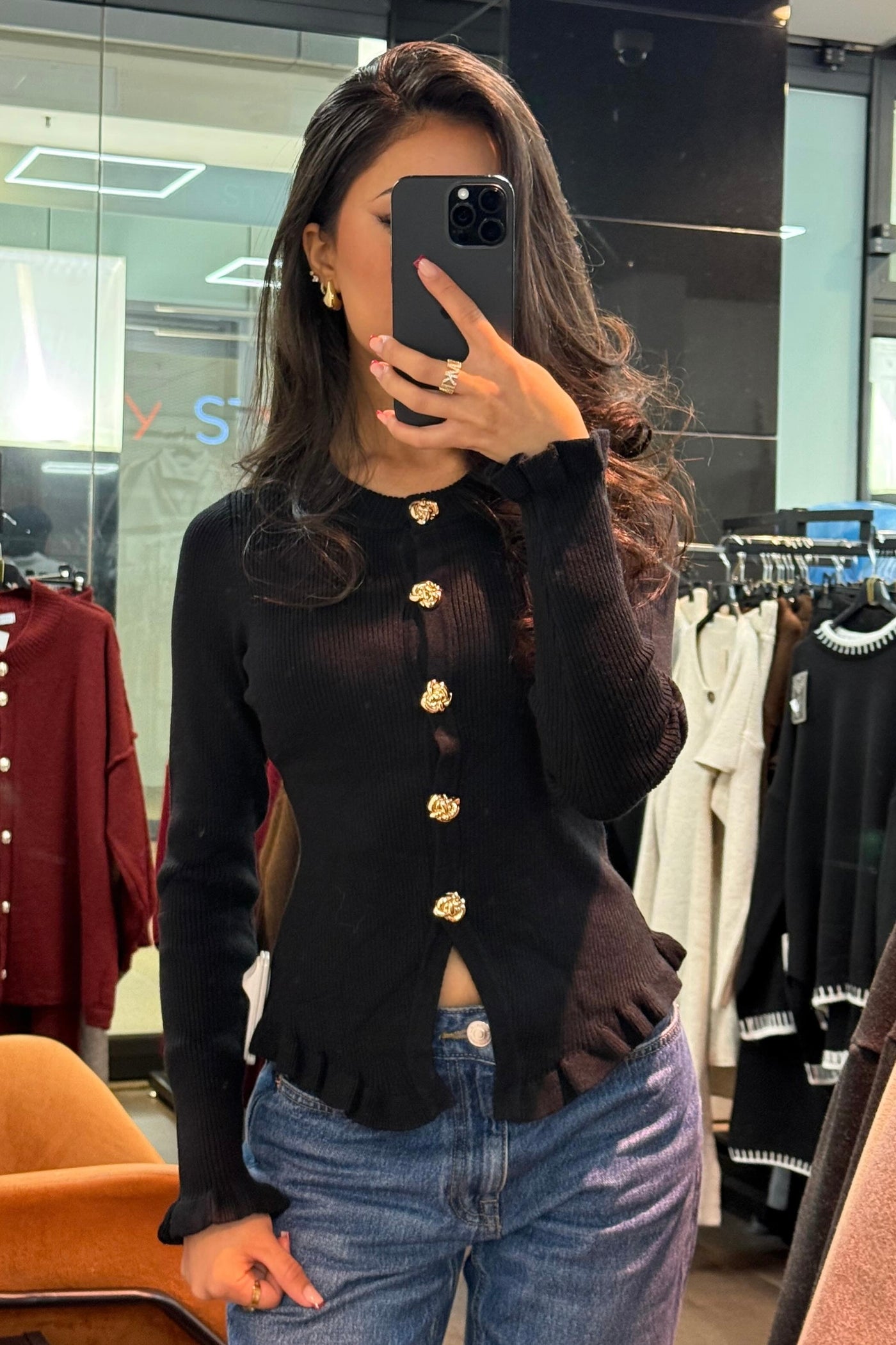 Strickjacke mit goldenen Knöpfen - Rippstrick