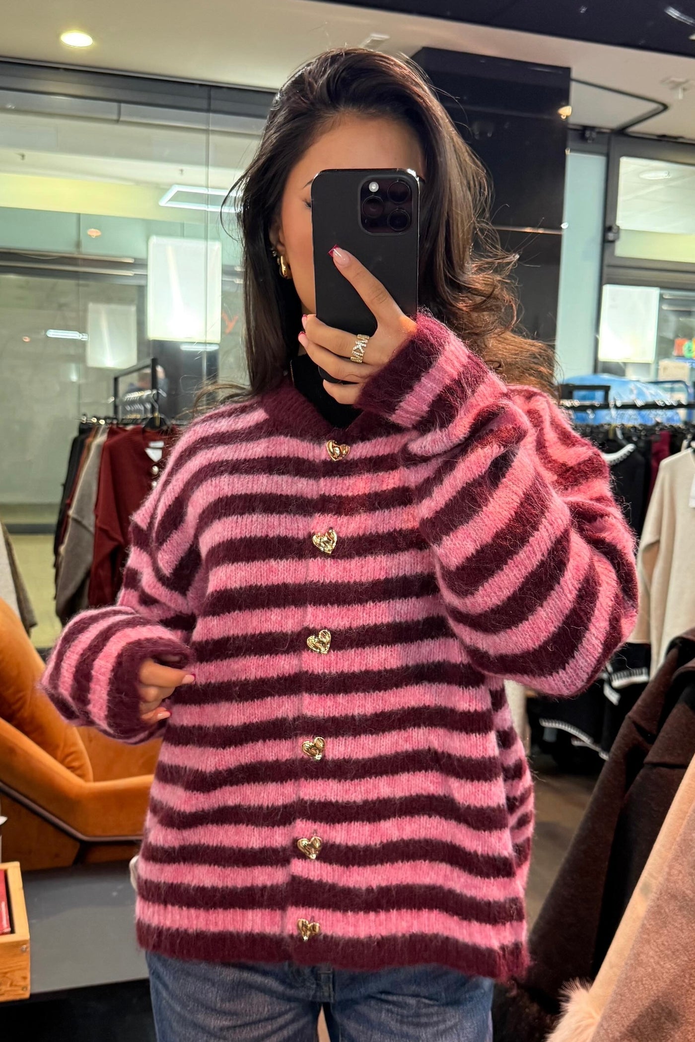 Gestreifte Strickjacke mit Herz-Details