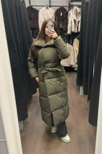 Langer gesteppter Mantel zum binden