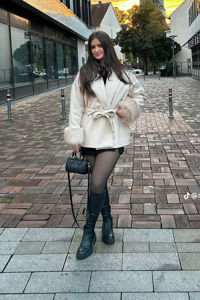 Kurzer Mantel mit Kunstfellbesatz