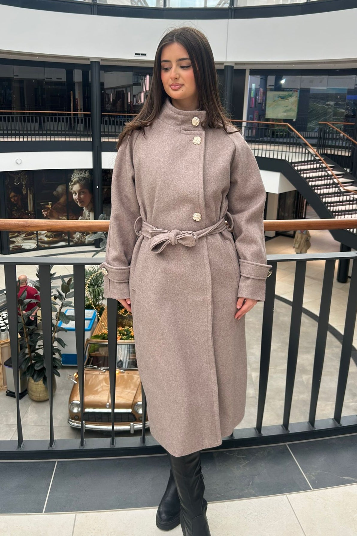 Mantel mit Gürtel und vergoldeten Knöpfe