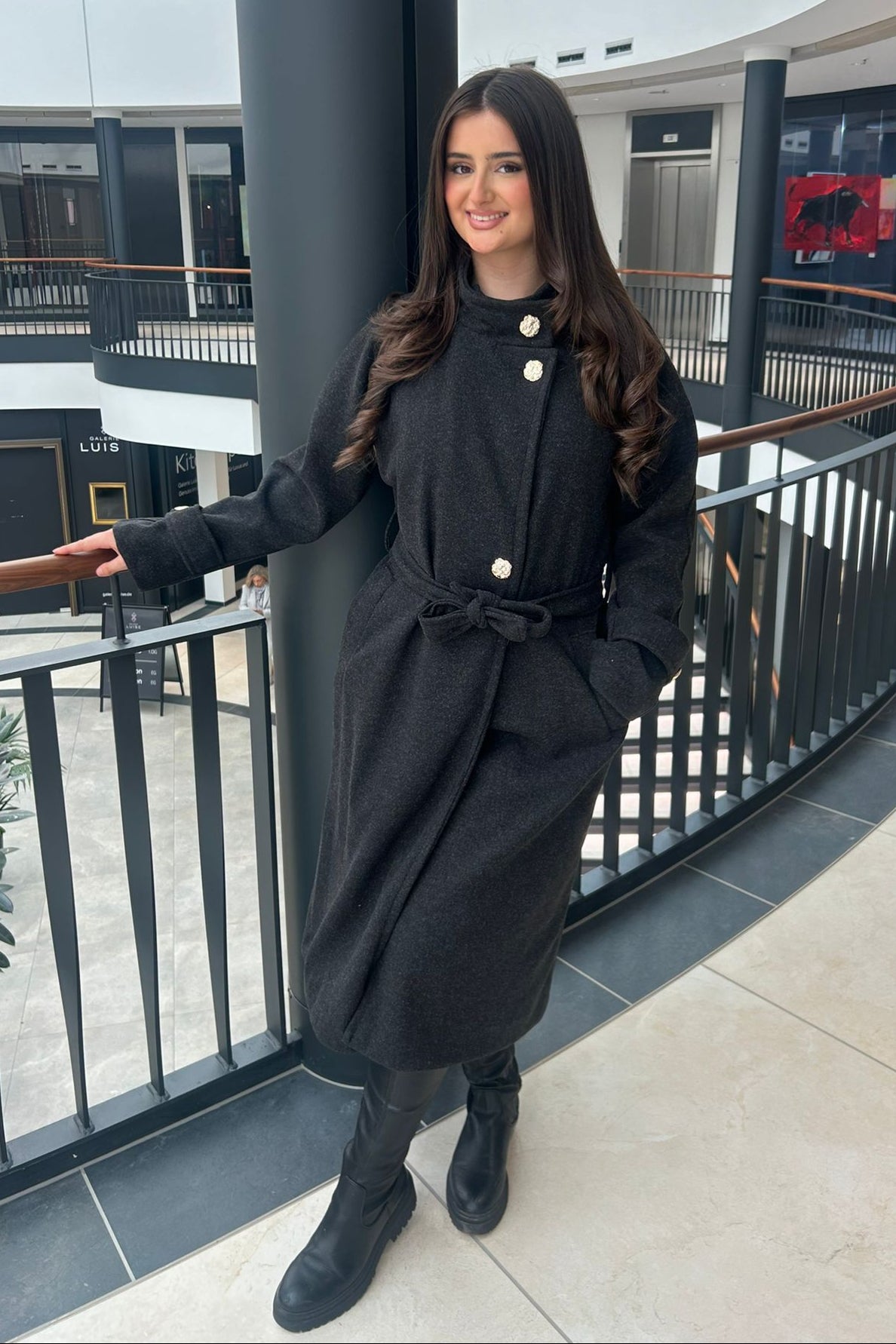 Mantel mit Gürtel und vergoldeten Knöpfe