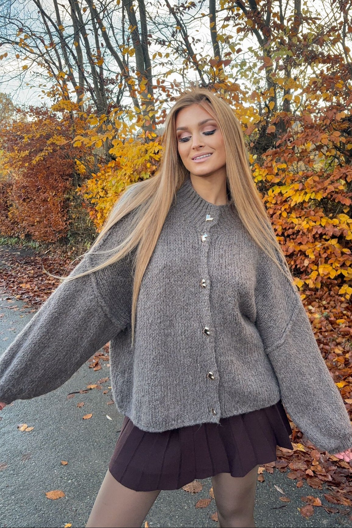 Strickjacke mit Herz-Knöpfen