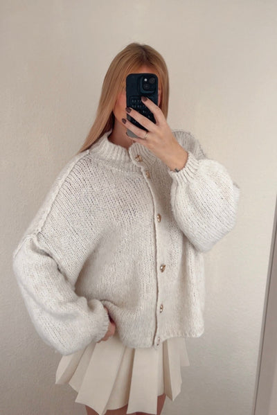Strickjacke mit Herz-Knöpfen