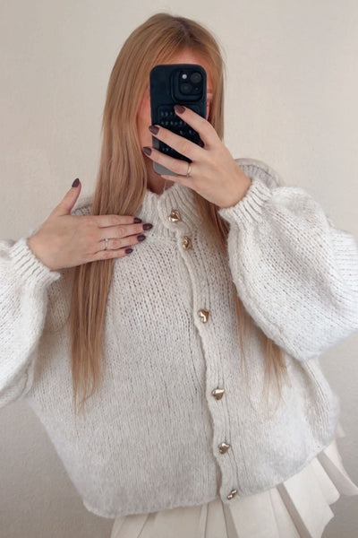 Strickjacke mit Herz-Knöpfen