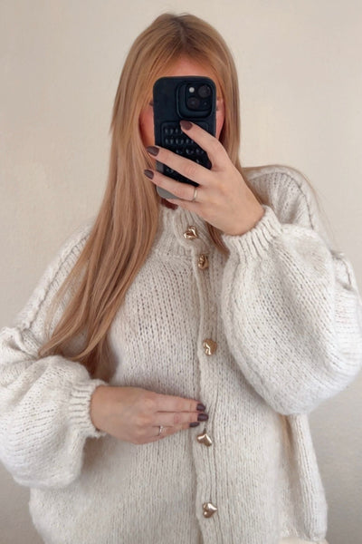 Strickjacke mit Herz-Knöpfen