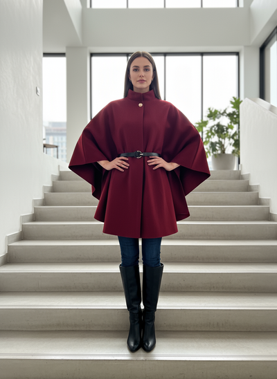 Bordeaux Cape auf Model - korrekte Details